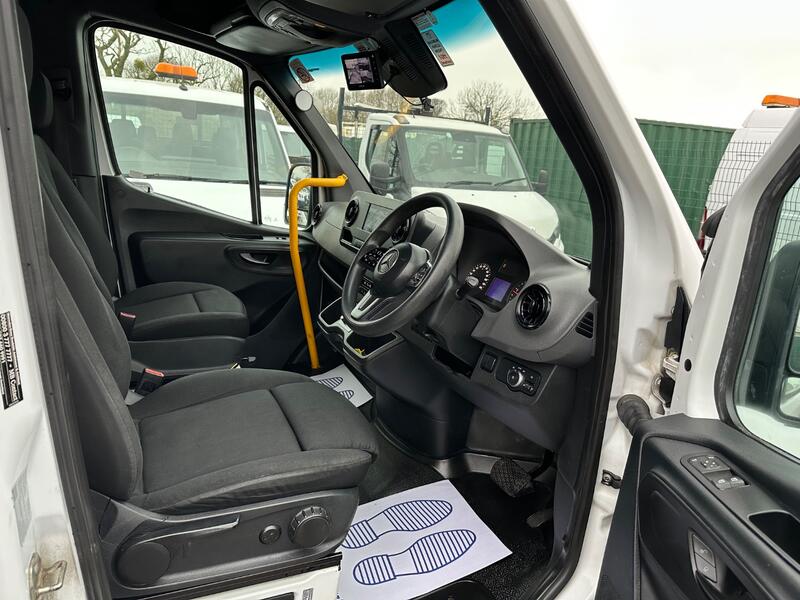 View MERCEDES-BENZ SPRINTER 516 CDI WAV MINIBUS AIR CON NAV AUTO