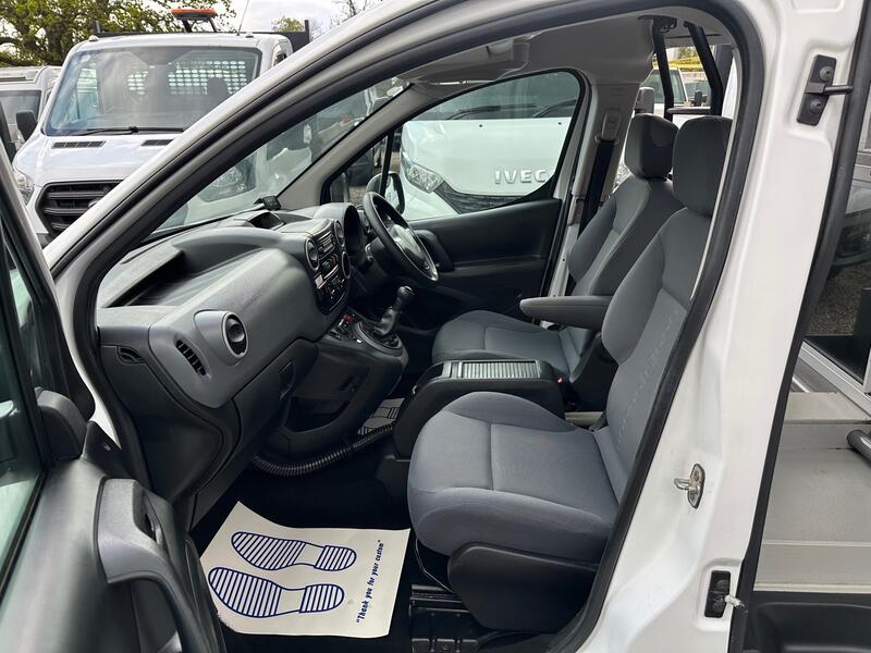 View CITROEN BERLINGO DOG VAN DOG UNIT