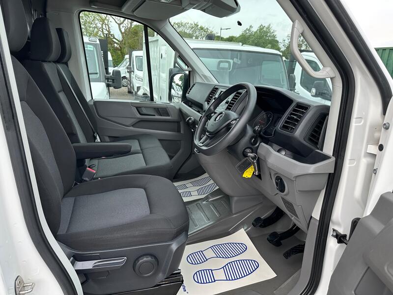 View VOLKSWAGEN CRAFTER 2.0 TDI CR35 LWB WINDOW FITTERS FRAIL VAN